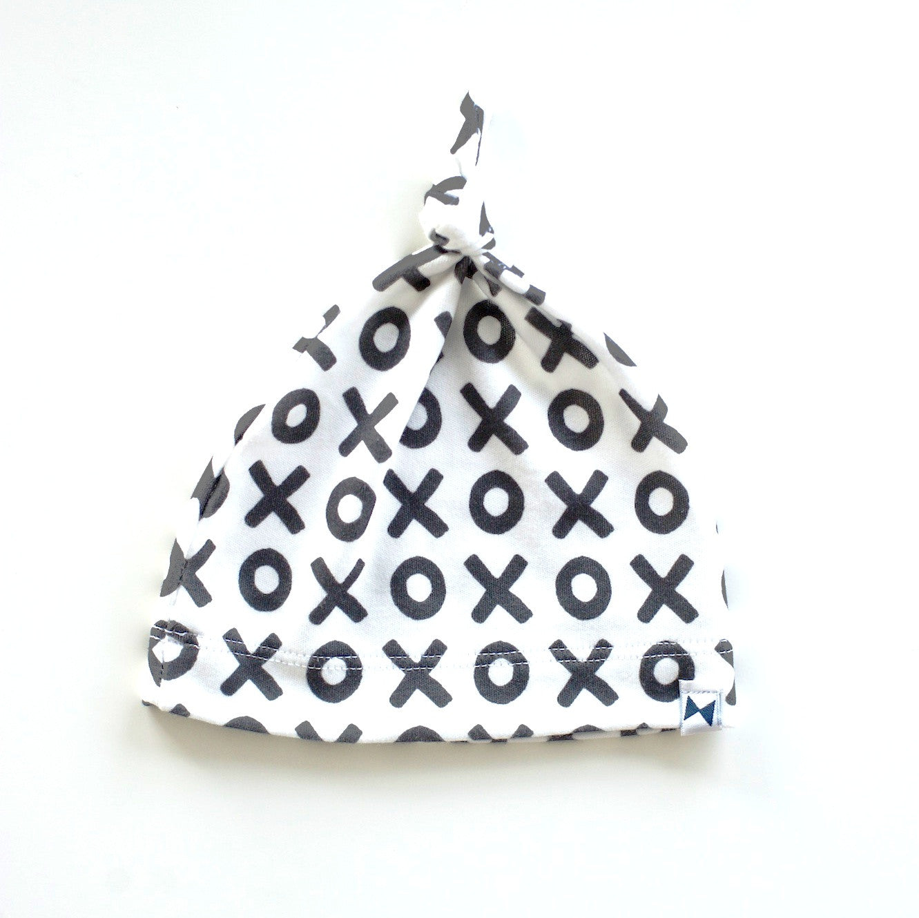 Knotted Hat Black and White XO